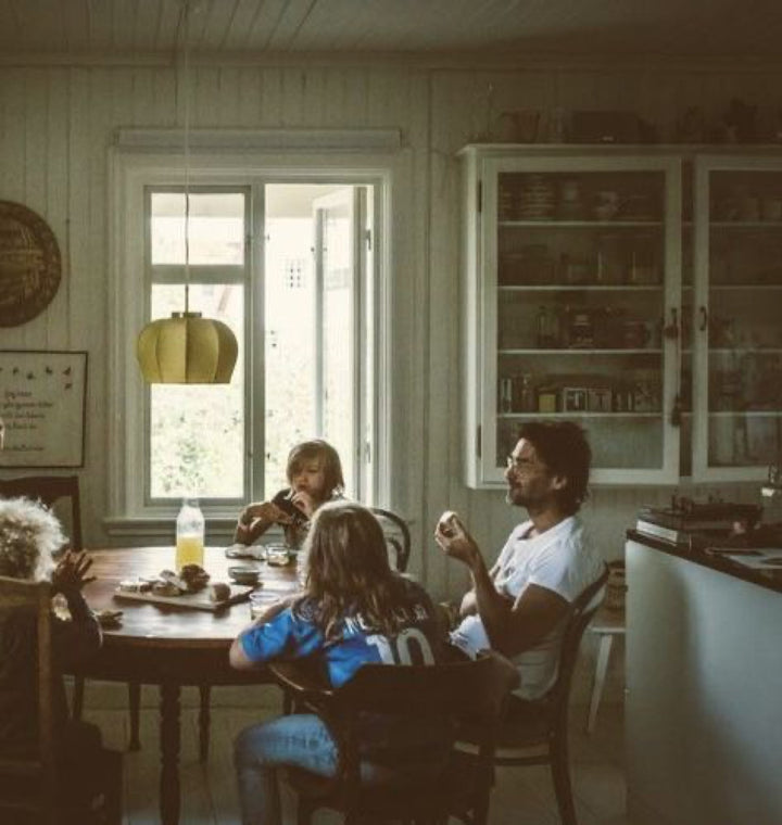 Cuánto miran los padres el móvil delante de sus hijos: datos España 2026
