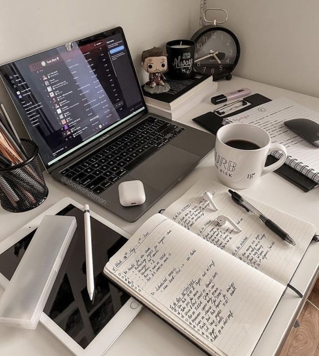 Escritorio de estudio ordenado con cuaderno y cafe, un entorno de calma sin movil a la vista