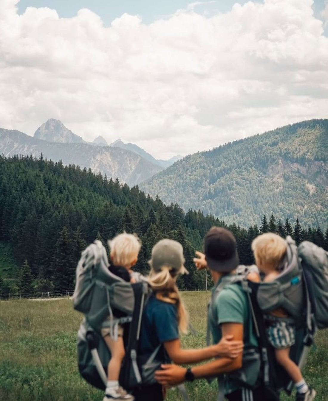 Familia de excursion en la montana, equilibrio entre pantallas y aire libre