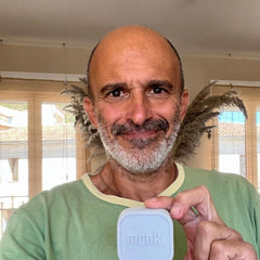 Pablo, 43, cliente de Monk, con su Monk en la mano